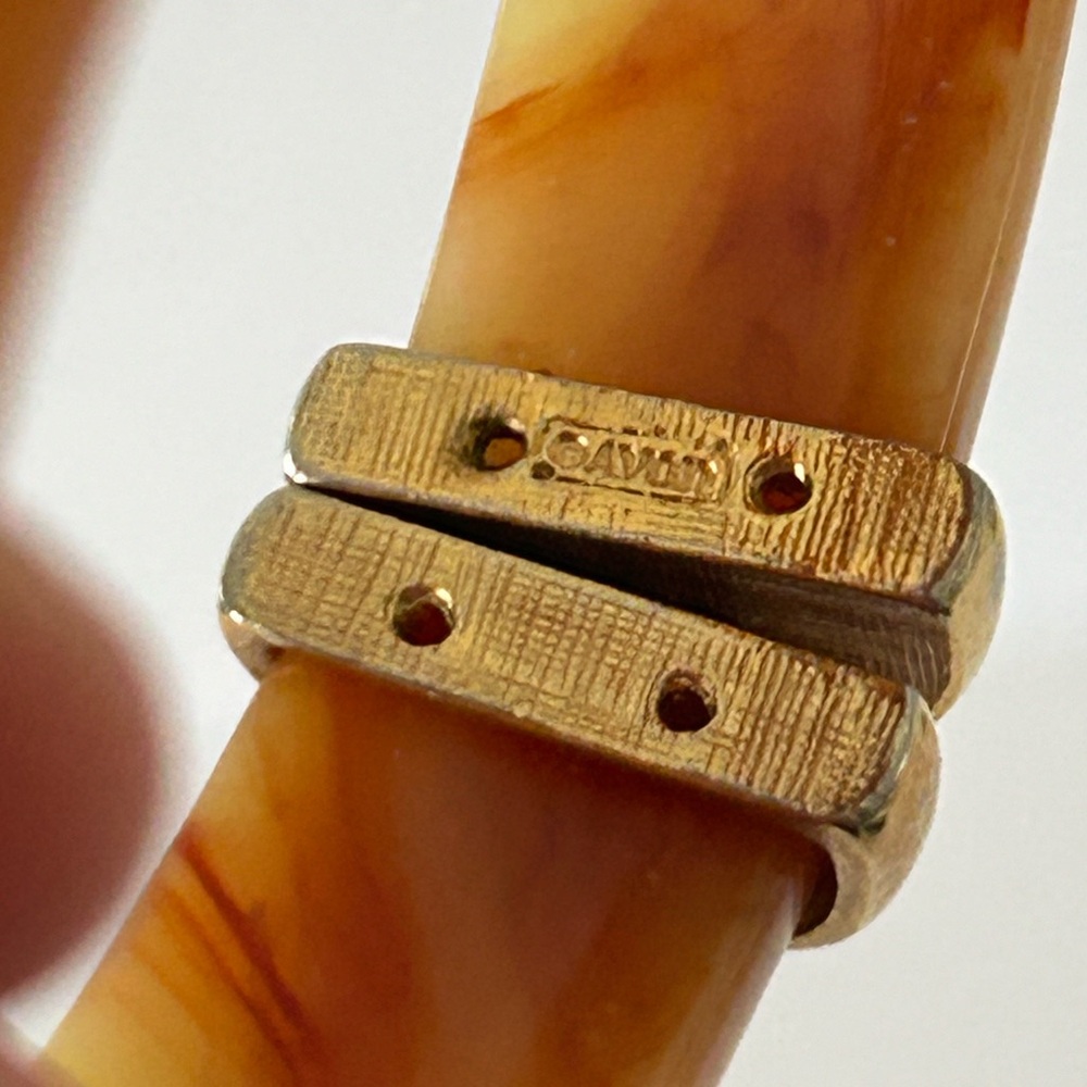 Avon (1981) Vintage Peach/Amber Marbled Bangle Hinged Cuff Bracelet - Picture 7 of 13